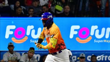 Ronald Acuña Jr. celebra tras conectar un jonrón en la Liga Venezolana de Béisbol Profesional (LVBP)