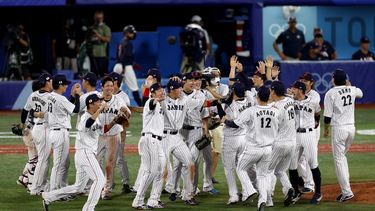 Los jugadores y entrenadores de béisbol de Japón celebran su victoria durante la novena entrada del juego por la medalla de oro de béisbol de los Juegos Olímpicos de Tokio 2020 ante Estados Unidos