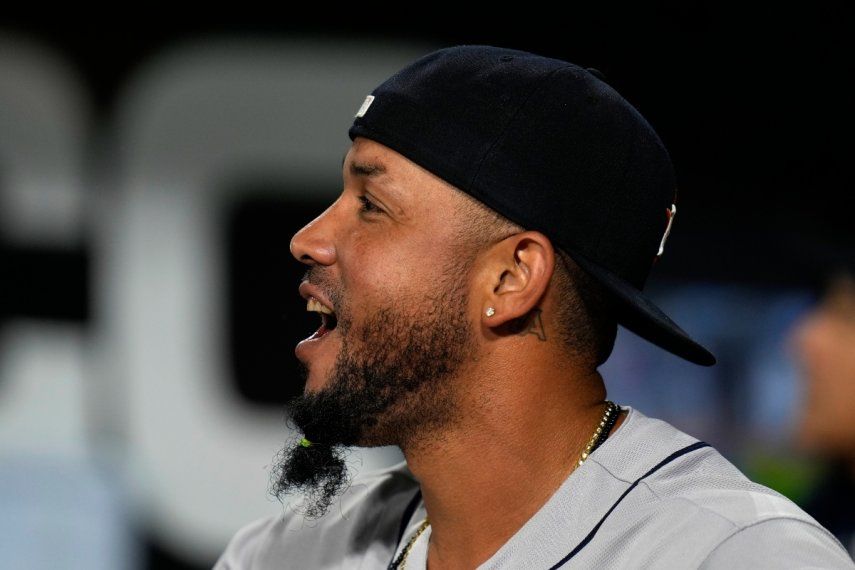 El cubano José Abreu, de los Astros de Houston, sonríe al recibir un homenaje en video durante su visita a los Medias Blancas de Chicago, el viernes 12 de mayo de 2023.