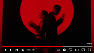 Escena del videoclip de la canción El Pañuelo, de Romeo Santos y Rosalía.