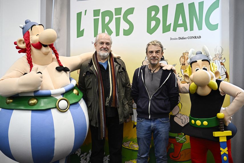 El caricaturista francés Didier Conrad posa con el escritor francés Fabrice Caro (alias Fabcaro) después de la presentación del nuevo libro de cómics Asterix en la editorial Hachette Livre en Vanves, cerca de París, el 16 de octubre. 2023. &nbsp;