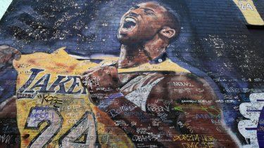En una foto tomada el 25 de enero de 2022, se puede observar a Kobe Bryant en un mural realizado por el artista Jonas Never.
