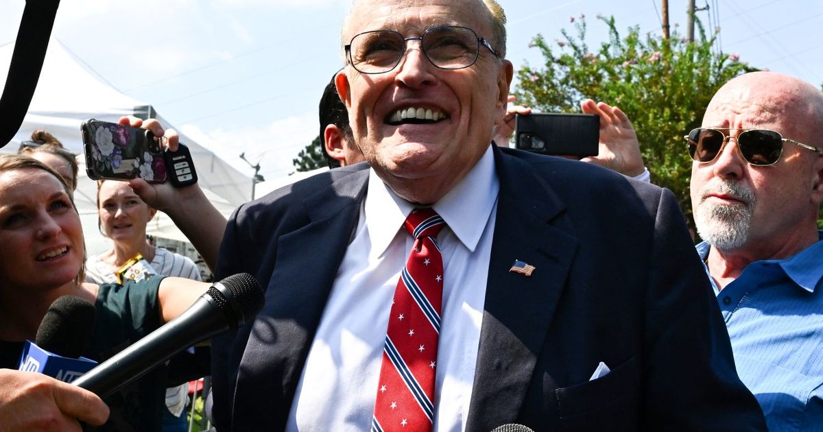 Trump indulta a personas que intentaron demostrar fraude electoral en 2020