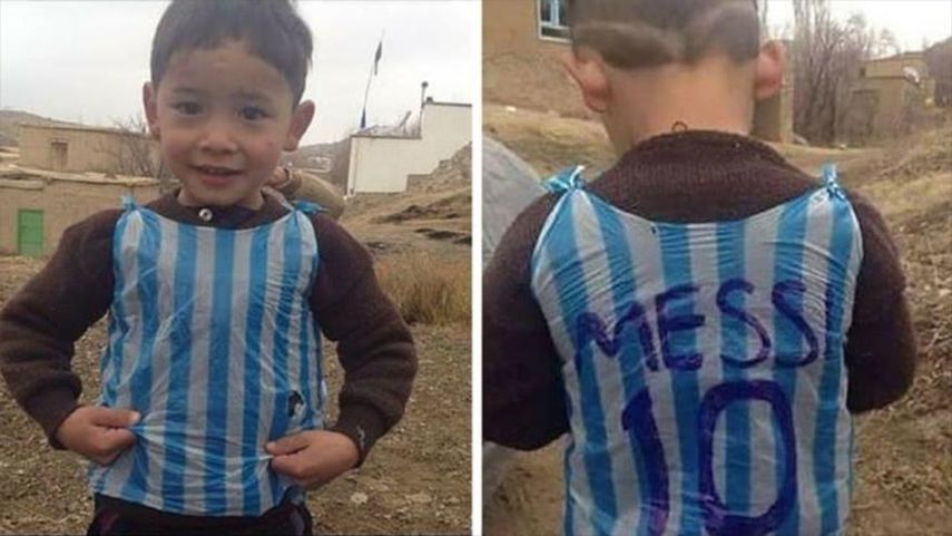 Niño de camiseta de plástico de Messi ya tiene la real