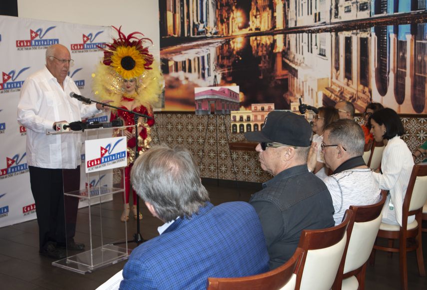 Leslie Pantin, fundador de Cuba Nostalgia, se dirige a los presentes.&nbsp;