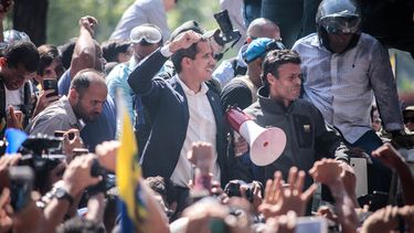 Juan Guaidó junto a Leopoldo López este martes en la manifestación que se realizó en Altamira.&nbsp;