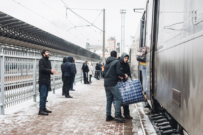 Varias personas se montan en un tren de evacuación en la estación de tren de Kiev, a 1 de marzo de 2022, en Kiev (Ucrania).&nbsp;&nbsp;