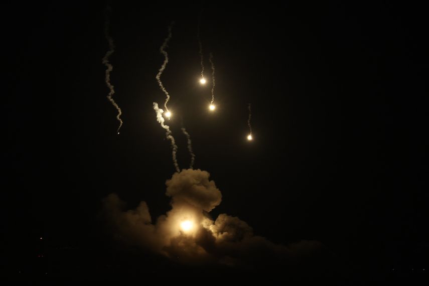 Una fotografía tomada desde Rafah muestra bengalas disparadas por soldados israelíes sobre Khan Yunis, en el sur de la Franja de Gaza, el 6 de enero de 2024, en medio de batallas en curso entre Israel y el grupo militante palestino Hamás. &nbsp;