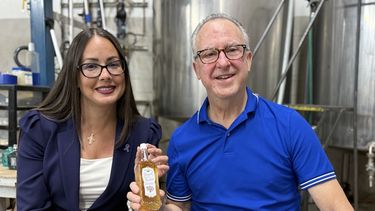 Jacqueline García-Roves, alcaldesa de Hialeah y Agustín Reyes, propietario y nieto del creador de Violeta.&nbsp;