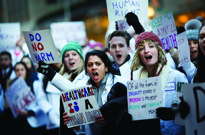 Estudiantes de Medicina del área de Nueva York protestan contra el plan propuesto para revocar el Obamacare.