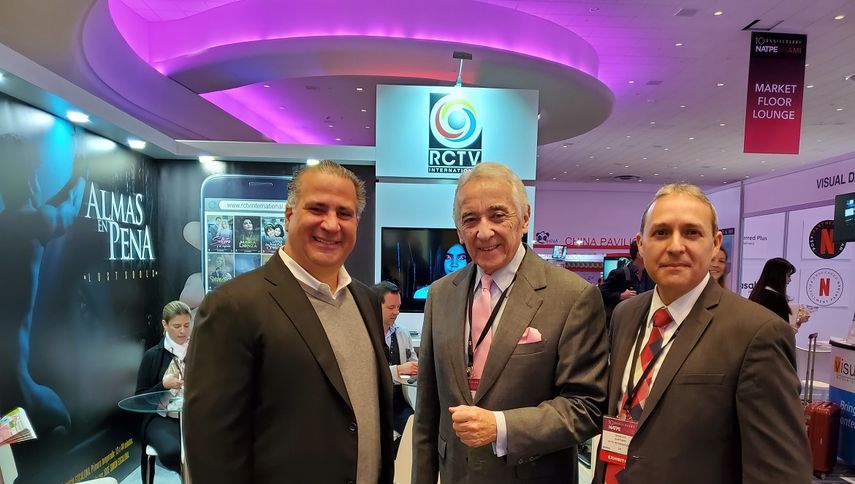 Rogelio Jaua, de IGTV; Eladio L&aacute;rez, presidente de RCTV,&nbsp;y Oswaldo Quintana, CEO de RCTV Internacional, coinciden durante la celebraci&oacute;n de Natpe 2020, en Miami.&nbsp;