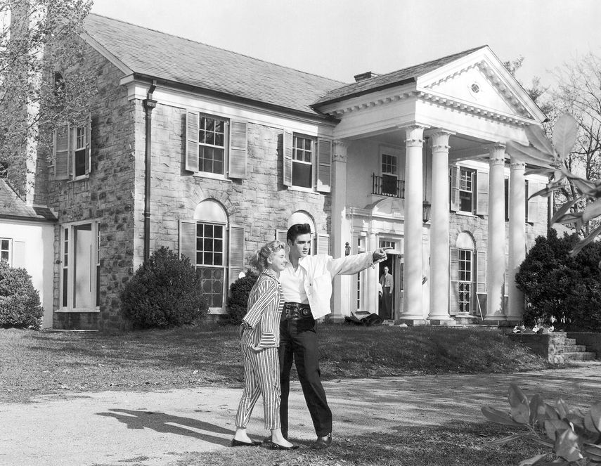 Elvis Presley con su novia Yvonne Lime, son fotografiados en su casa Graceland, en Memphis, Tennessee, cerca de 1957.
