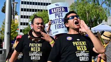 Miembros de la Coalición de Sindicatos de Kaiser Permanente SEIU-UHW y de otros gremios en la huega&nbsp;