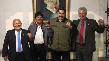 Primero de la izquierda, Salvador Sánchez Céren. Fotografía de la cuenta oficial de Twitter del designado gobernante cubano Miguel Díaz-Canel (derecha) acompañado por sus homólogos de Venezuela, Nicolás Maduro (2-der); y Bolivia, Evo Morales (2-izq) el 10 de enero de 2019 en Caracas.