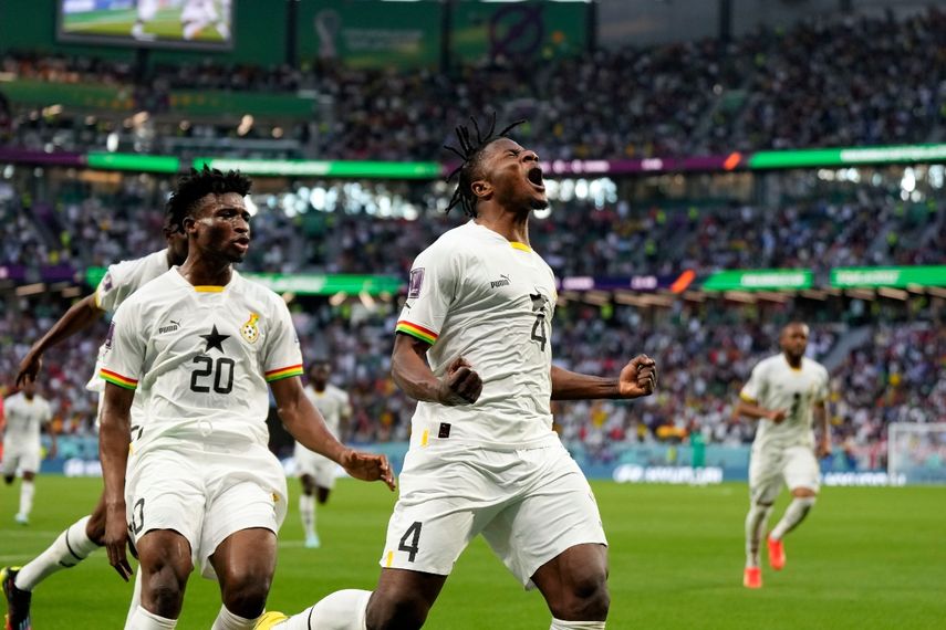 El ghanés Mohammed Salisu celebra tras anotar el primer gol del partido del Grupo H del Mundial entre Corea del Sur y Ghana, en el estadio Education City en Rayán, Catar, el 28 de noviembre de 2022. 