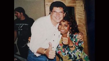Jorge Luis Piloto, en 1995, en New York, en un estudio de grabaci&oacute;n junto a Celia Cruz.