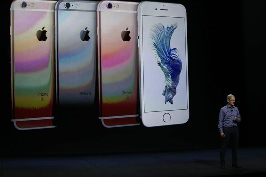  El director ejecutivo de Apple, Tim Cook, habla junto a imágenes del iPhone 6S y 6S. (EFE)