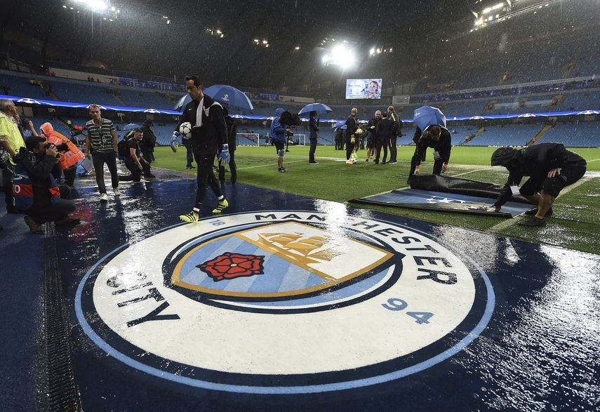 El estadio del Manchester City no resistió el torrencial de agua que cayó durante la tarde y noche del martes