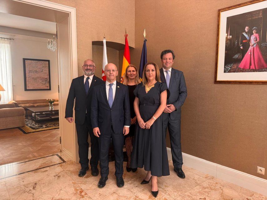La embajadora Sofía Ruiz del Árbol junto su equipo de trabajo.&nbsp;