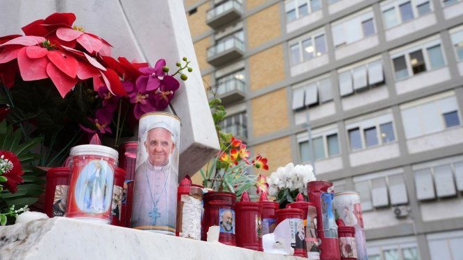 El 20 de febrero de 2025, en Roma, se colocan velas a los pies de una estatua del papa Juan Pablo II en el exterior del hospital Gemelli, donde el papa Francisco está internado para someterse a pruebas y recibir tratamiento por bronquitis. El papa Francisco, a quien se le ha diagnosticado neumonía en ambos pulmones, pasó una noche tranquila, dijo el Vaticano el 19 de febrero de 2025, en medio de crecientes preocupaciones por la condición del hombre de 88 años.&nbsp;