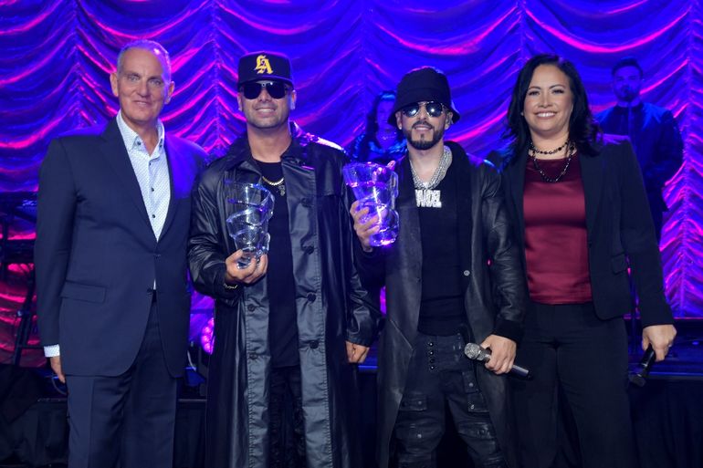 El presidente y director ejecutivo de BMI, Mike O'Neill, Wisin & Yandel y Alex Flores.