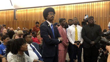 Justin Pearson entra a la reunión de la comisión del condado Shelby en Memphis, Tennessee, el 12 de abril de 2023.