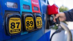 Fotografía que muestra precios en una estación de gasolina este martes, en Nueva York, Estados Unidos. Fotografía que muestra precios en una estación de gasolina este martes, en Nueva York, Estados Unidos.