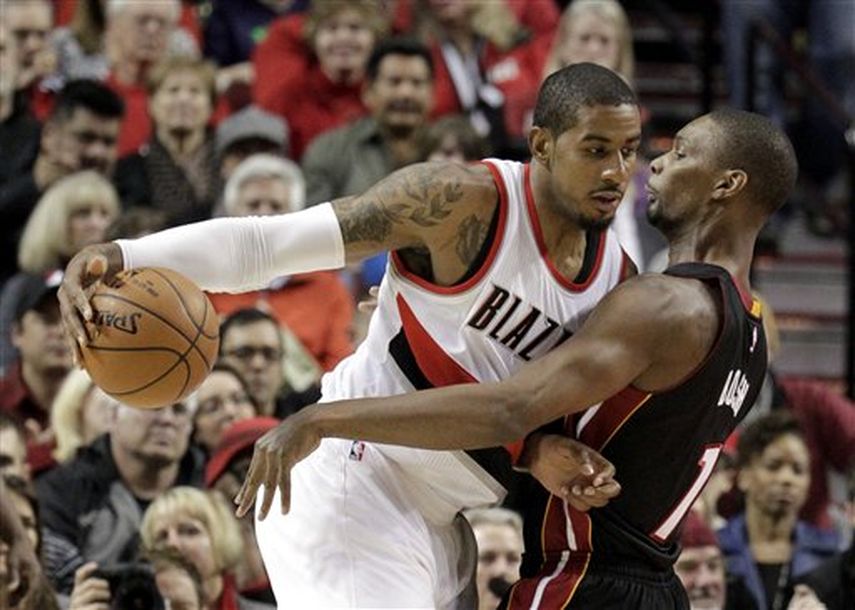 LaMarcus Aldridge, a la izquierda, se enfrenta al jugador del Heat de Miami Chris Bosh. (AP)