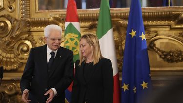 El presidente de Italia, Sergio Mattarella, junto a la nueva primera ministra del país, Giorgia Meloni, durante la ceremonia de toma de posesión, en el Palacio del Quirinal, Roma, el 22 de octubre de 2022,&nbsp;