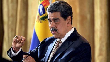 Nicolás Maduro, gesticula mientras habla durante una reunión en la Asamblea Nacional en Caracas el 22 de agosto de 2025.