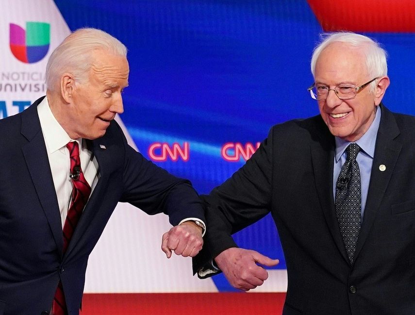 En tiempos de coronavirus, Joe BIden y Bernie Sanders se saludan con el codo. 