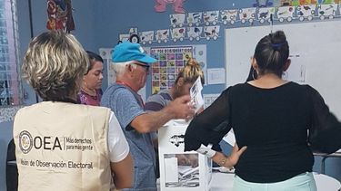 Un observador de la OEA presencia el conteo de votos en uno de los centros de votación en Honduras.