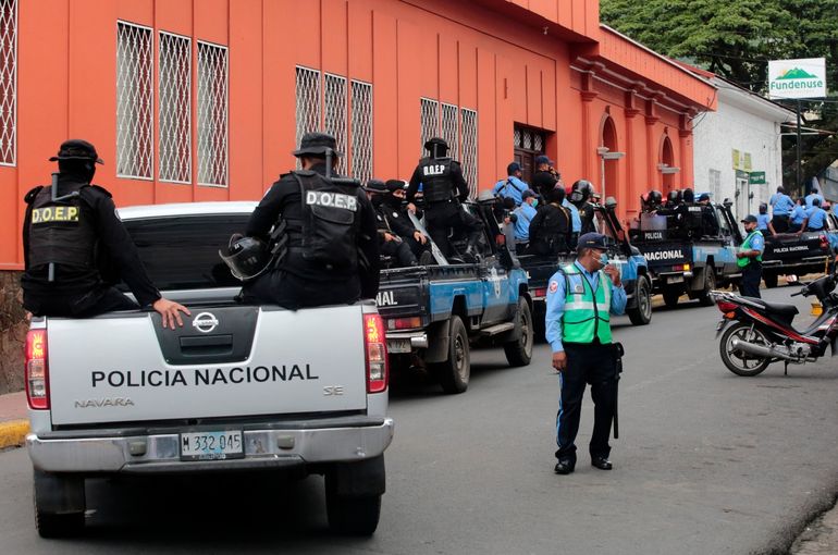 Oficiales de policía y policías antidisturbios del régimen de Nicaragua patrullan afuera de la Curia Arzobispal de Matagalpa impidiendo que Monseñor Rolando Álvarez se vaya, en Matagalpa, Nicaragua, el 4 de agosto de 2022.