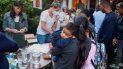 Una mujer, que está en un grupo de migrantes que fueron trasladados a Marthas Vineyard, Massachussets, carga a uno de sus hijos con los que llegó a EEUU, mientras reciben alimentos en una iglesia. Una mujer, que está en un grupo de migrantes que fueron trasladados a Marthas Vineyard, Massachussets, carga a uno de sus hijos con los que llegó a EEUU, mientras reciben alimentos en una iglesia.