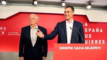 El presidente del Gobierno en funciones, Pedro Sánchez, y el candidato socialista a las elecciones europeas, Josep Borrell (i), valoran los resultados electorales de este domingo en la sede del PSOE en Madrid.