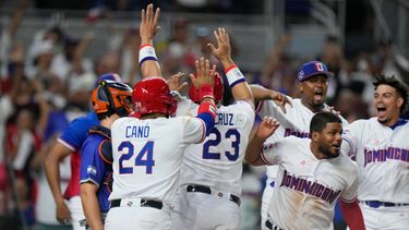 Los peloteros de República Dominicana celebran con Robinson Canó y Nelson Cruz tras el hit de Jean Segura para poner fin al juego ante Israel en el Clásico Mundial el martes 14 de marzo del 2023.&nbsp;