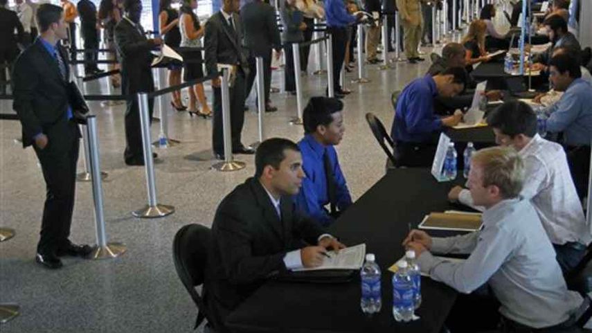Varias personas en una oficina estatal para presentar solicitudes de beneficios por desempleo.