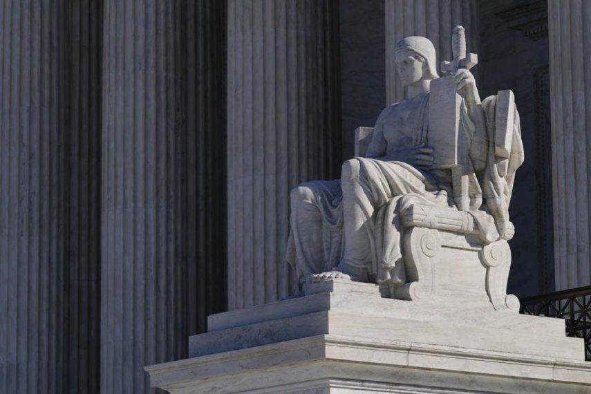 La estatua The Authority of Law, de James Earle Fraser, a la entrada del edificio de la Corte Suprema de Estados Unidos.&nbsp;