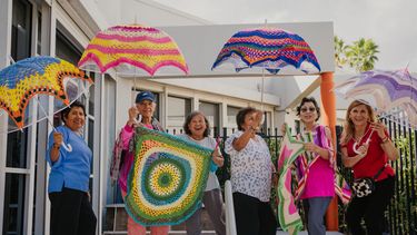 El proyecto Dancing Umbrellas cuenta actualmente con más de 250 sombrillas tejidas y 100 hula hoops artesanales