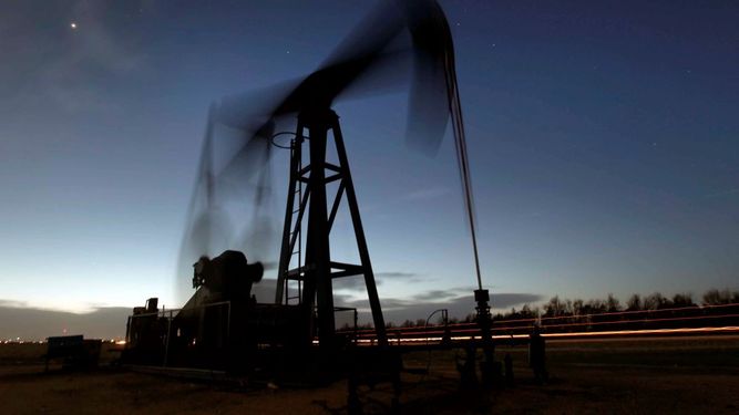 Una unidad de bombeo saca petróleo cerca de Greensburg, Kansas, el 6 de marzo de 2012.&nbsp;
