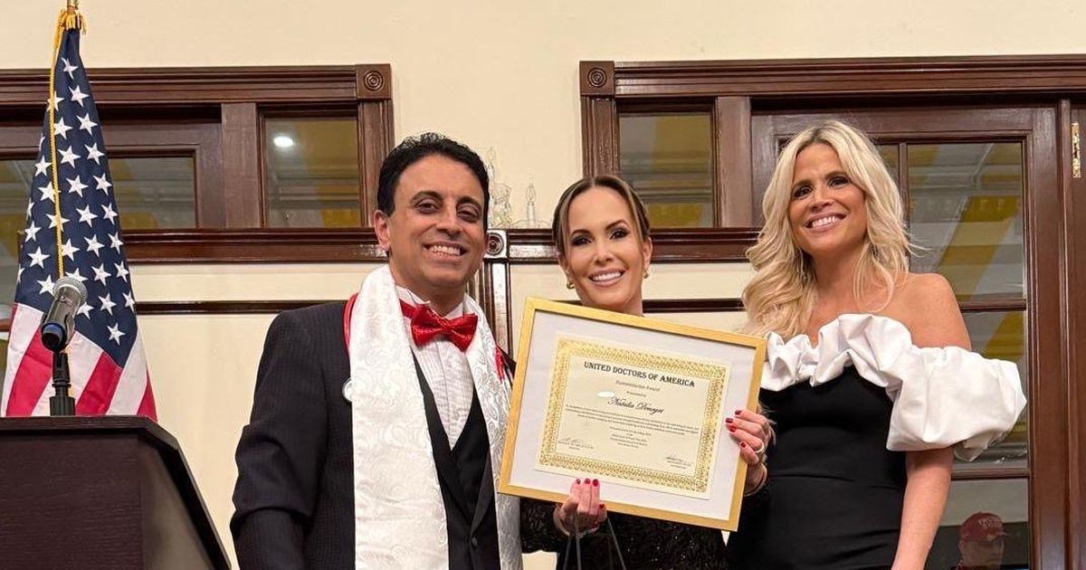 Natalia Denegri recibe el Premio Humanitario de United Doctors of America por su compromiso social