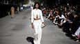 Una modelo presenta una creación de la diseñadora británica Stella McCartney durante su desfile como parte de la Semana de la Moda de París Primavera/Verano 2024 en París el 2 de octubre de 2023.