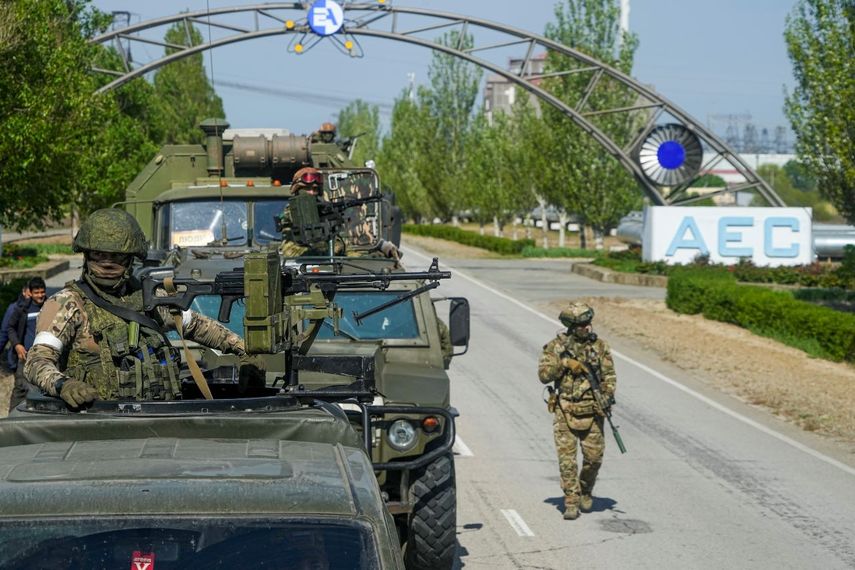 Una caravana militar rusa se desplaza por un camino hacia la planta nuclear de Zaporiyia, en Enerhodar, en la región de Zaporiyia, territorio bajo control ruso, el 1 de mayo del 2022, en Ucrania.&nbsp;