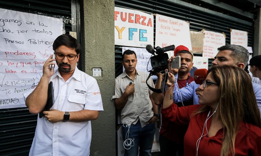 La visita del expresidente español al líder opositor Leopoldo López fue informada por el diputado Freddy Guevara (izq.) a través de su cuenta de Twitter.