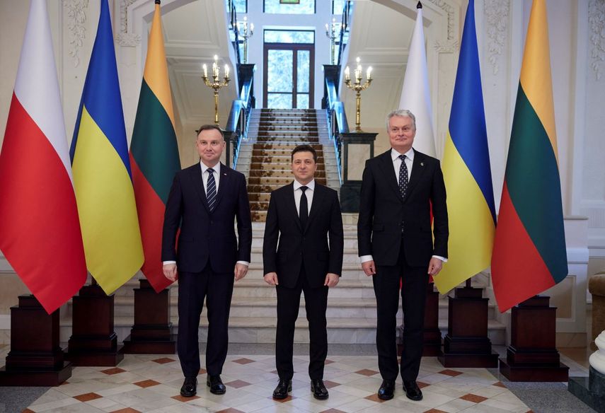 El presidente ucraniano Volodymyr Zelenskyy (centro), el mandatario de Polonia, Andrzej Duda (izquierda), y su homólogo lituano Gitanas Nauseda, posan para una fotografía luego de sostener una reunión en la residencia presidencial en la región de Ivano-Frankivsk, a unos 430 kilómetros (270 millas) al suroeste de Kiev, el lunes 20 de diciembre de 2021. (Ukrainian Presidential Press Office via AP)