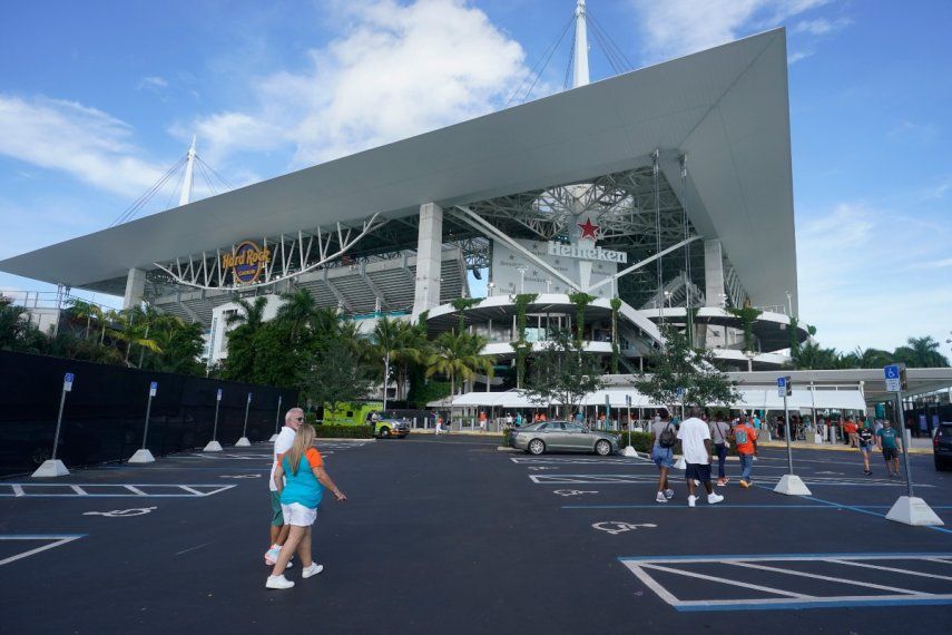 Aficionados llegan al estadio Hard Rock previo a un partido de pretemporada entre los Dolphins de Miami y los Eagles de Filadelfia, el sábado 27 de agosto de 2022, en Miami Gardens, Florida.
