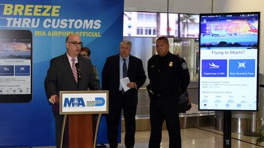 Fotografía cedida por el Departamento de Aviación de&nbsp;Miami-Dade, de su director, Emilio T. González (i), durante la rueda de prensa de la presentación de una aplicación gratuita para móviles&nbsp;con control de pasaportes integrado, este jueves 3 de agosto de 2017, en&nbsp;Miami, Florida.