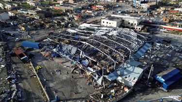 Una vista aérea muestra el destruido Mercado Black River y los edificios circundantes tras el paso del huracán Melissa el día anterior en Black River, Santa Isabel, Jamaica.