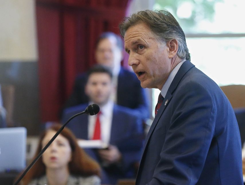 Mike Hunter, fiscal general de Oklahoma, habla durante el juicio contra la empresa Johnson & Johnson por fabricar opioides, en Norman, Oklahoma, el 15 de julio del 2019