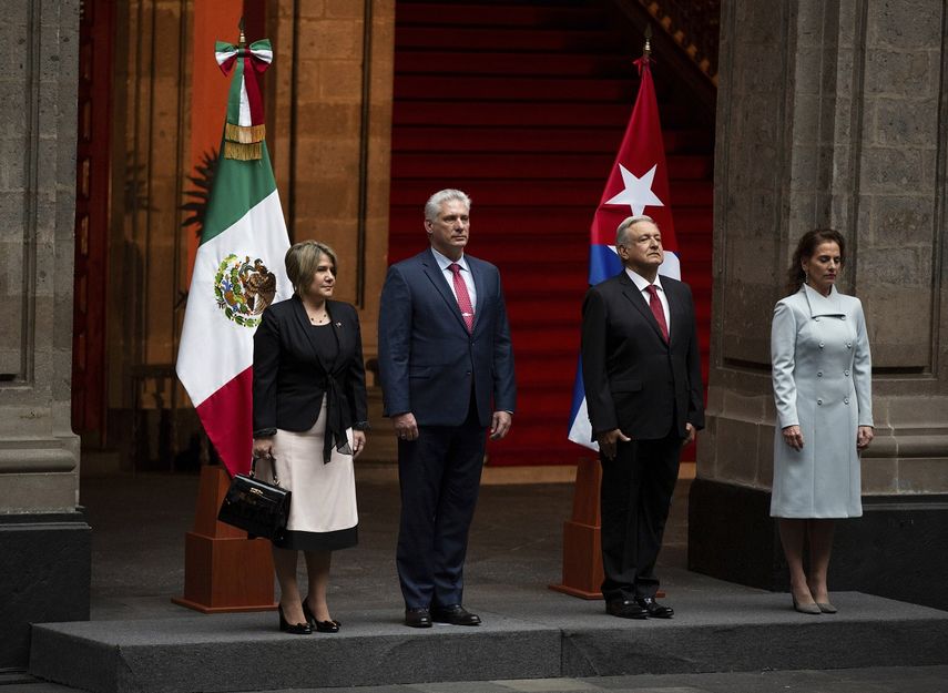El presidente mexicano Andr&eacute;s Manuel L&oacute;pez Obrador, centro derecha, su esposa Beatriz Guti&eacute;rrez, derecha, y el designado gobernante cubano Miguel D&iacute;az-Canel con su esposa Lis Cuesta, izquierda, en Ciudad de M&eacute;xico el jueves 17 de octubre de 2019.&nbsp;